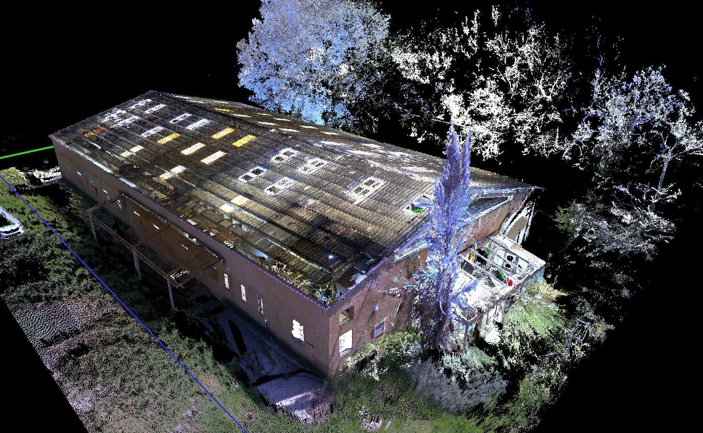 Vue aérienne par drone RTK d'un hangar agricole en PACA pour orthophoto et relevé volumétrique.