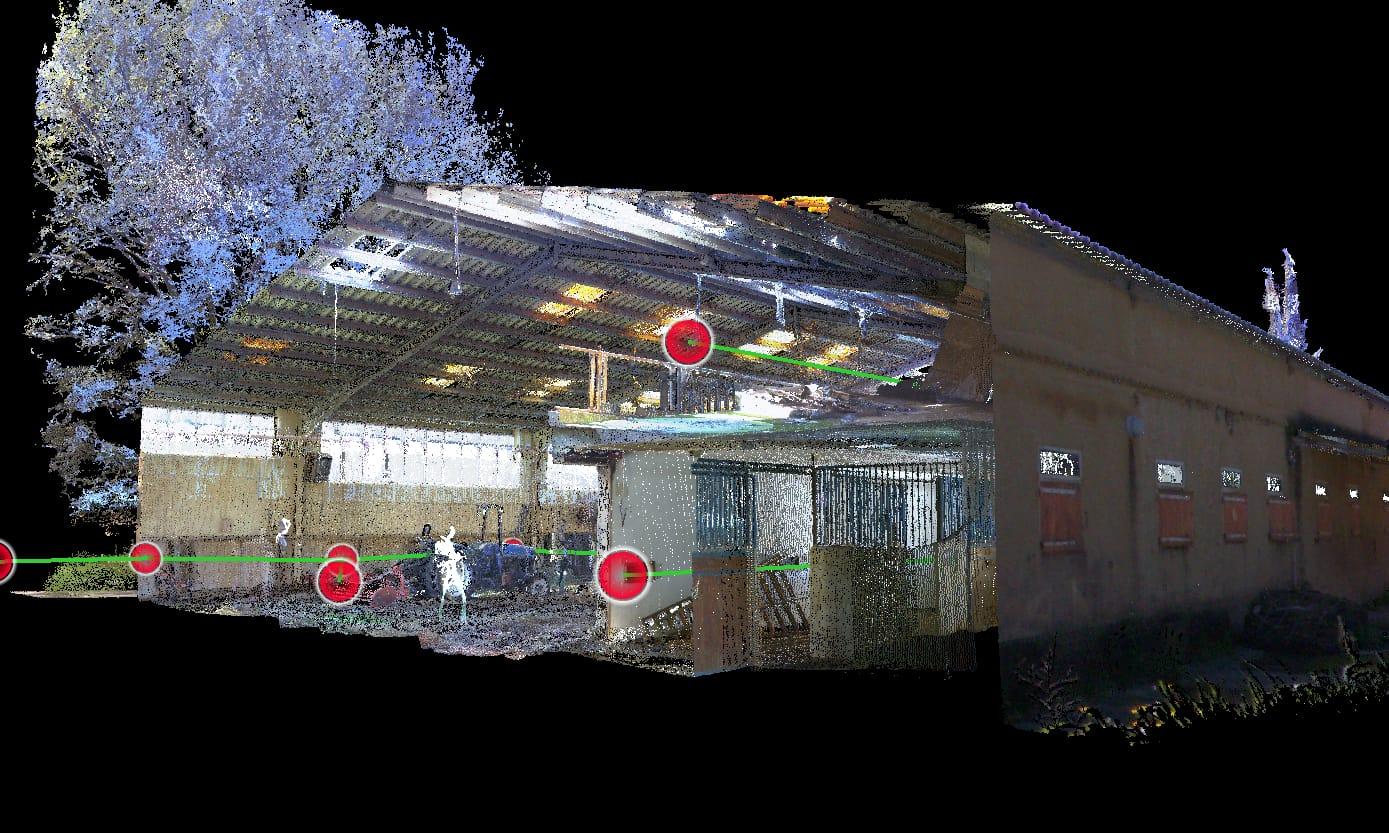 Détail d'acquisition d'une façade de bâtiment agricole avec cibles scanner laser