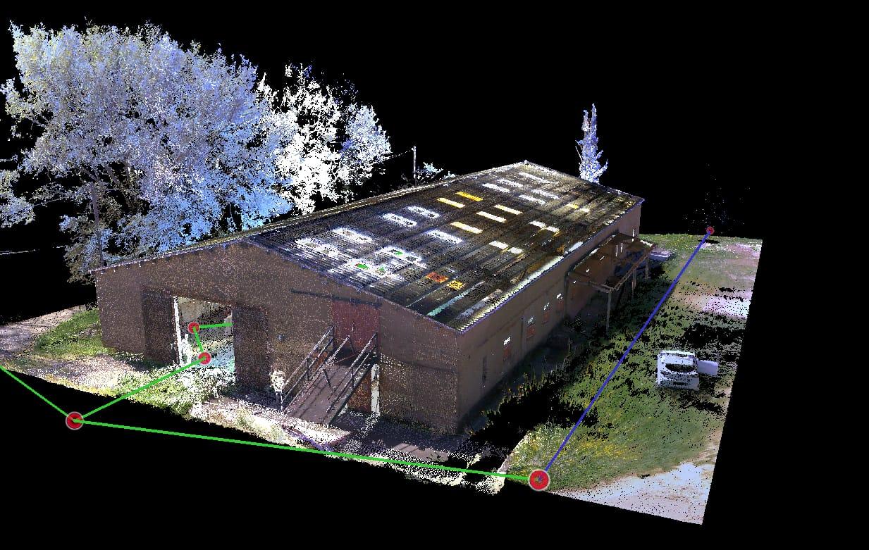 Vue 3D scannée d'un hangar agricole en PACA avec cibles de calibration en façade.