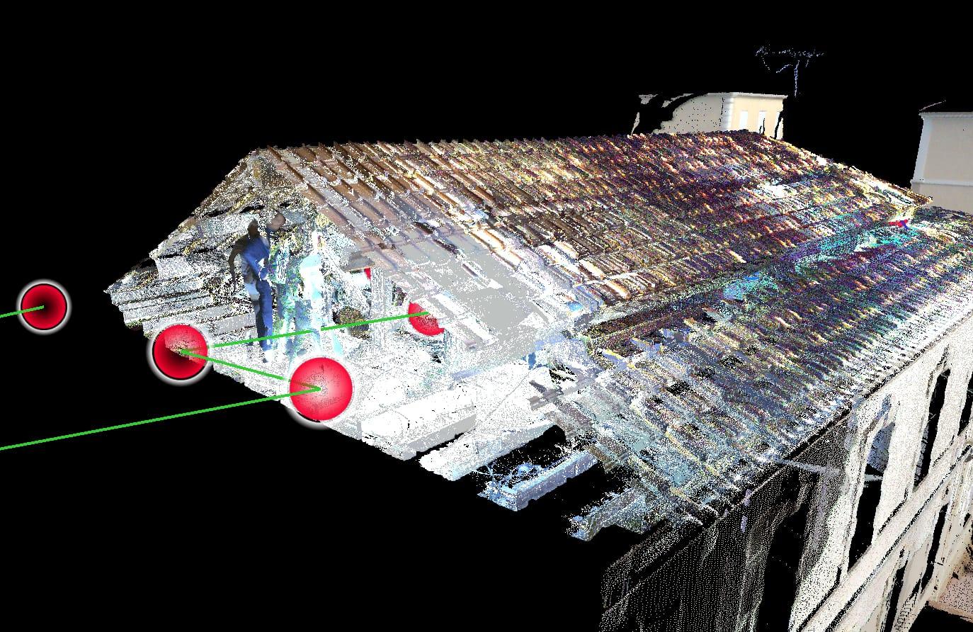Opérateur ARPEO sur toiture en cours d'acquisition scanner 3D laser avec cibles de calibration en PACA.